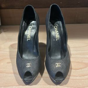 Black vintage chanel snakeskin cc pumps